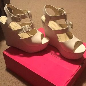 Shoe dazzle White 6in Wedge